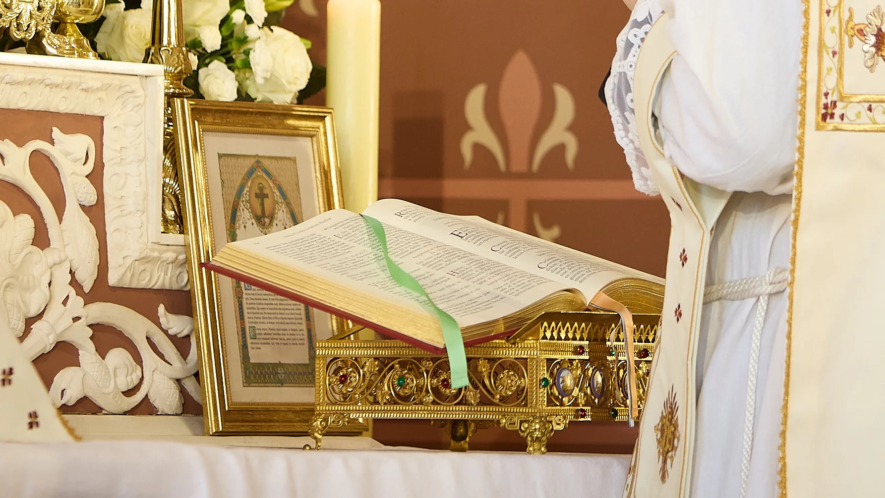 Odprt Rimski misal na oltarju med tradicionalno latinsko mašo